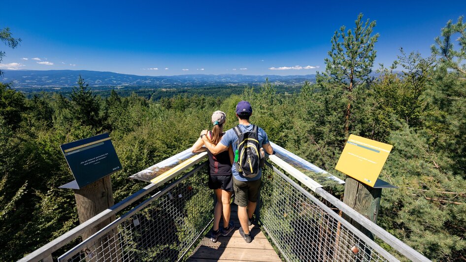 Paar genießt die Aussicht vom Aussichtspunkt. | © Graz Tourismus - Harry Schiffer