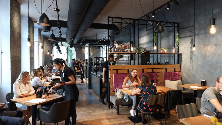 Moderne Restaurant-Szene mit Gästen in Graz.