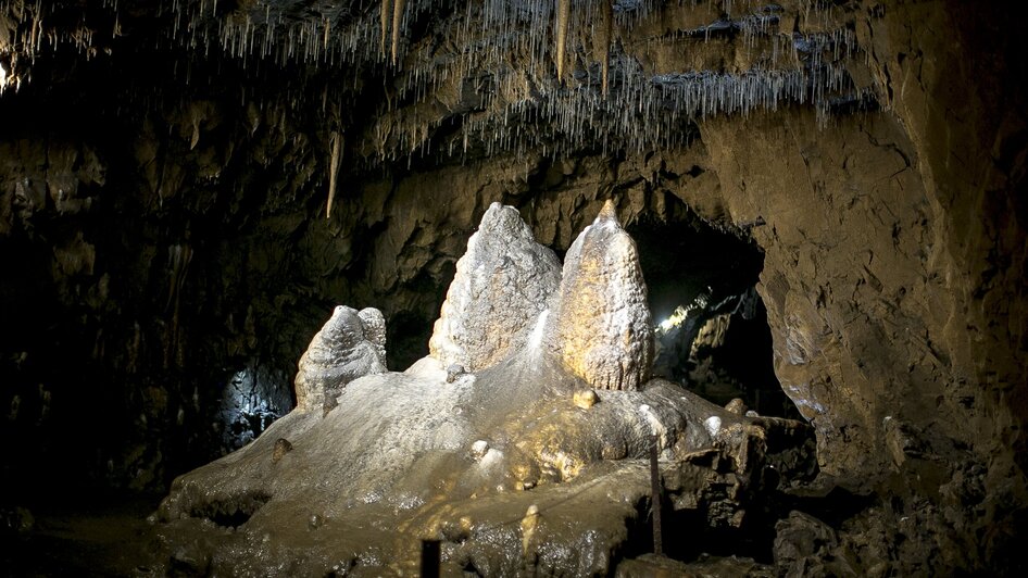 Blick auf Stalagmiten und Stalaktiten in der Lurgrotte Peggau. | © Region Graz - Tom Lamm