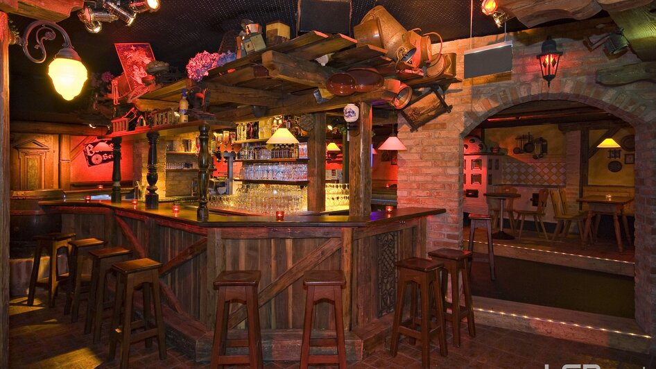 Gemütliche Bar mit Holztheke und Getränken in Graz.
