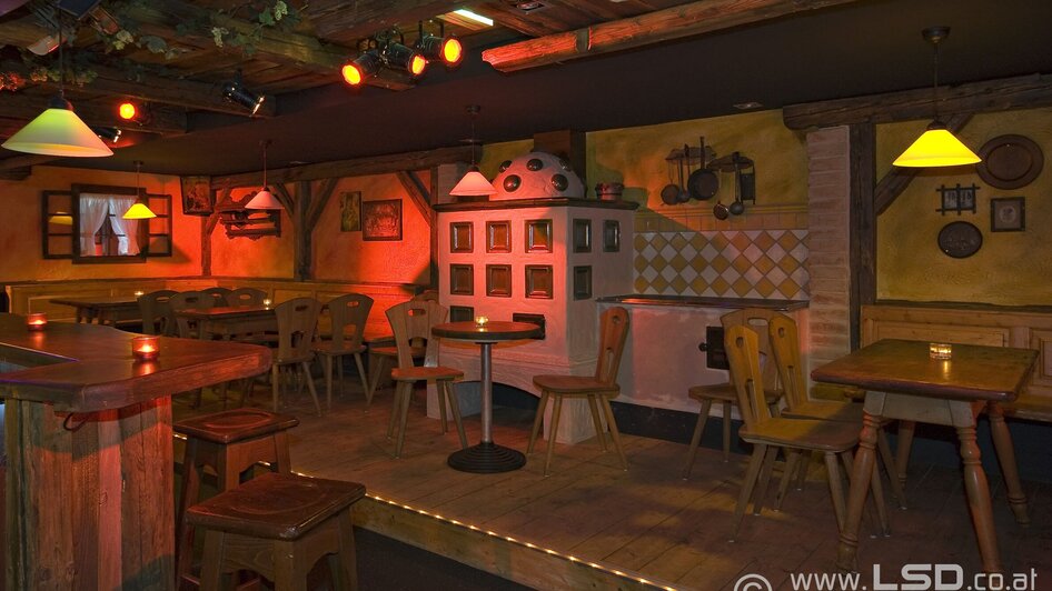Gemütliche Bar mit Holzdekor und warmem Licht.