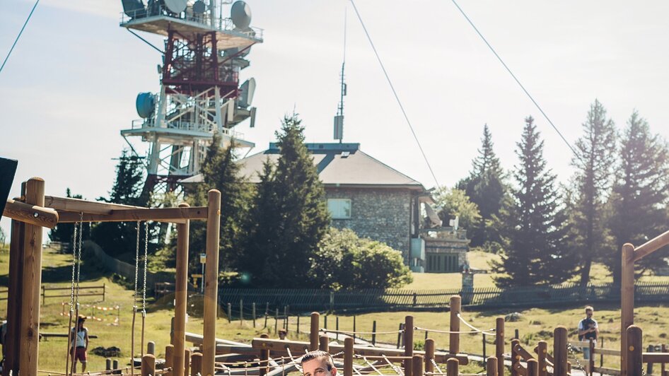 Der Mann im Rollstuhl genießt einen sonnigen Tag auf dem Motorikparkour Schöckl | © Lupi Spuma