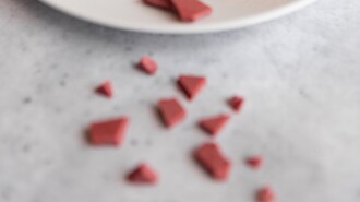 Kreative Dessertpräsentation mit Erdbeeren. | © nullneun