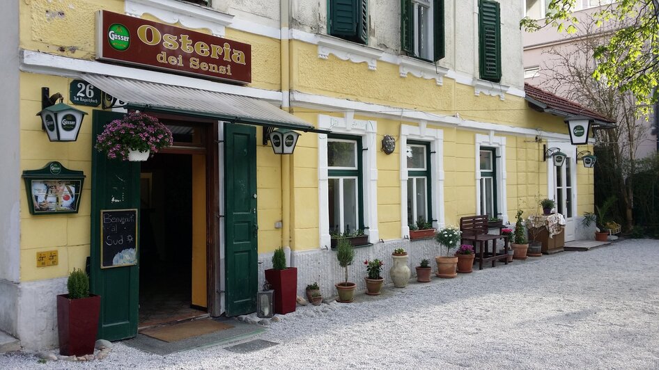 Gemütliche Osteria in Graz mit einladendem Eingangsbereich.
