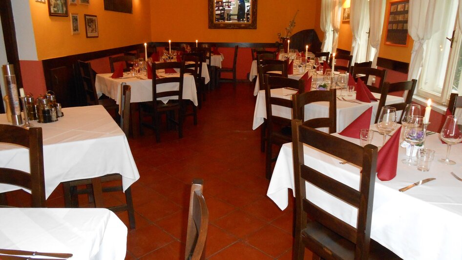 Gemütliches Restaurant in Graz mit gedeckten Tischen.