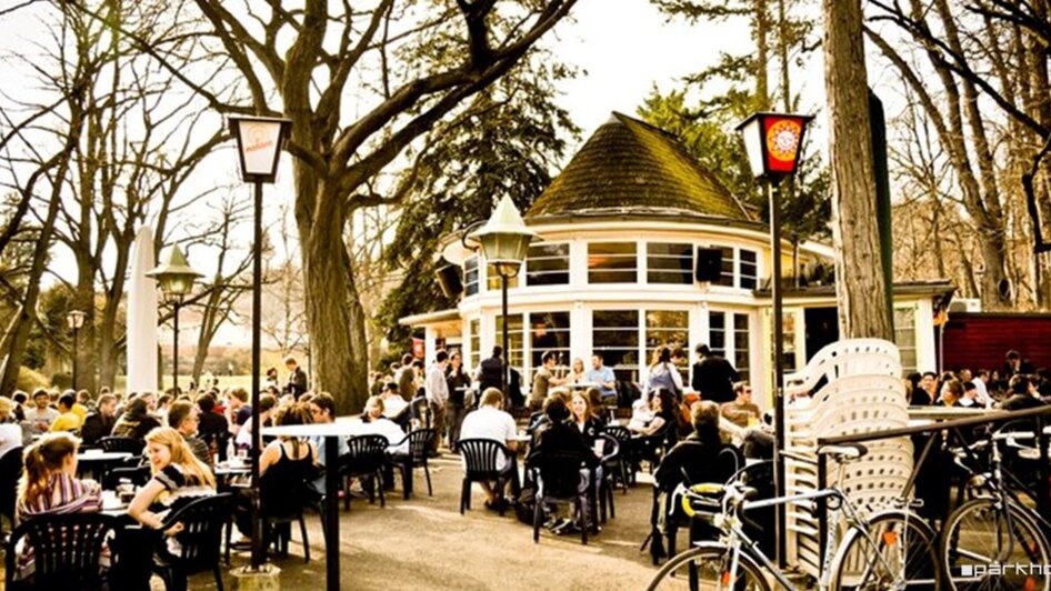Gemütliche Atmosphäre im Parkhouse mit vielen Gästen draußen. | © Huber