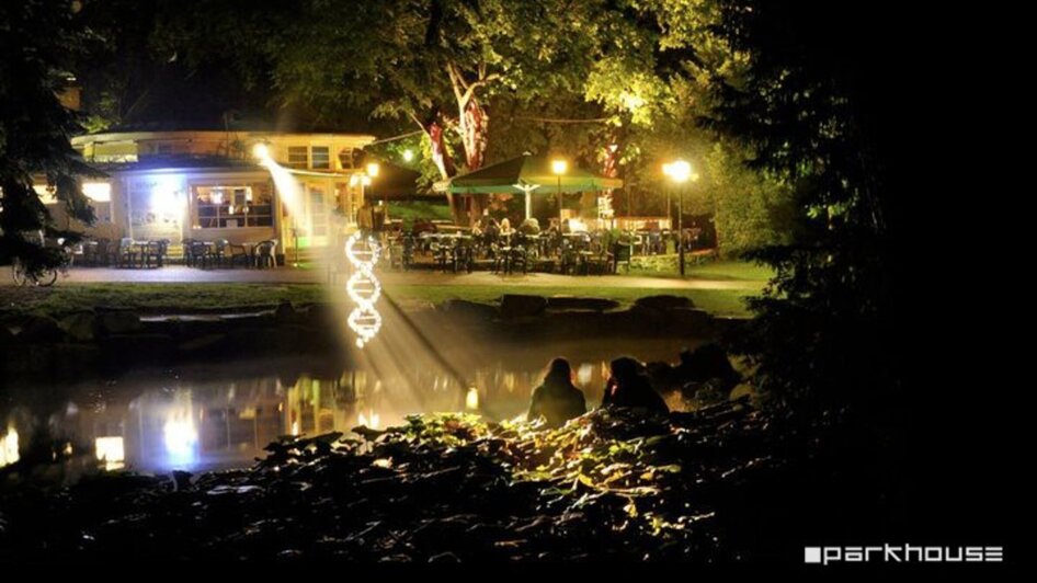 Gemütlicher Abend im Parkhouse, das Essen und Trinken im Grazer Stadtpark bietet. | © Huber