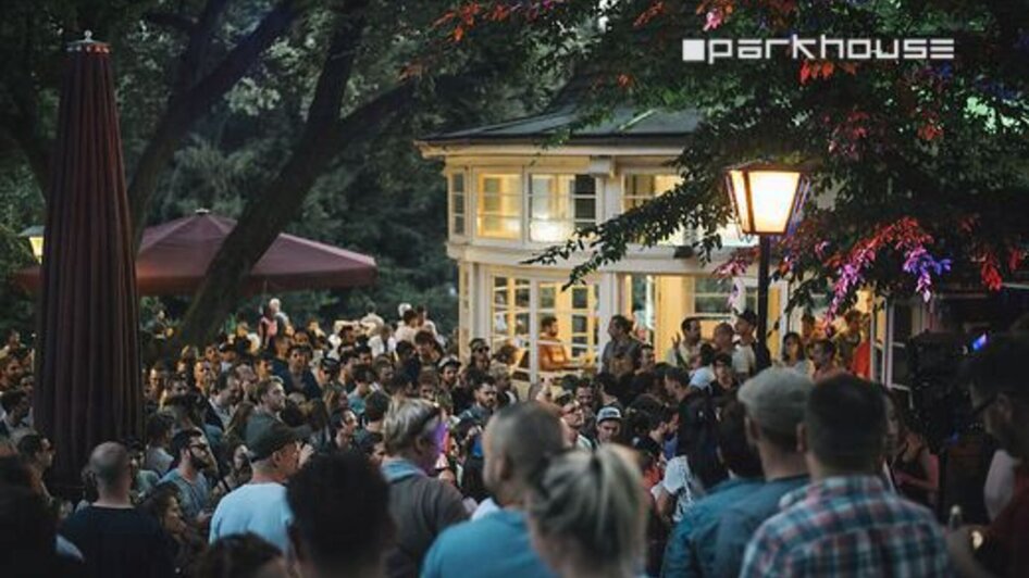 Menschenmenge im Parkhouse, bei Abendstimmung im Stadtpark Graz. | © Huber