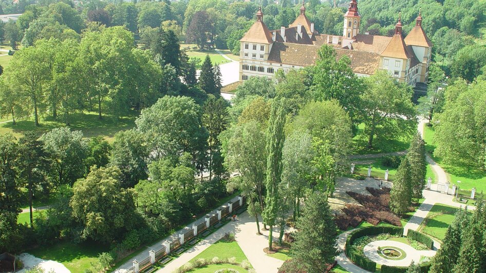 Luftaufnahme des Schlossparks von Schloss Eggenberg in Graz.