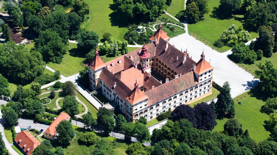 Luftaufnahme von Schloss Eggenberg mit großzügigem Park.