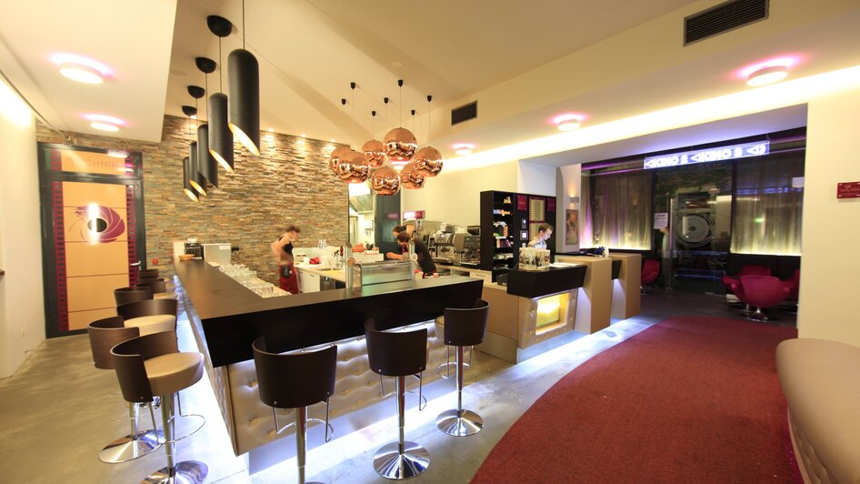 Modernes Café mit Lounge-Ambiente und Bar in Graz. | © Schubert - H. Schiffer