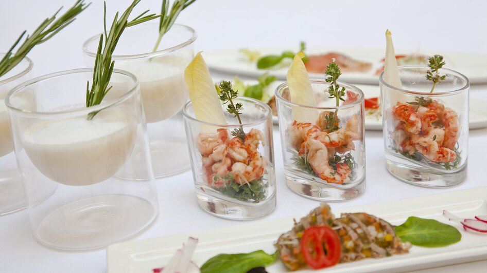 Elegante Speisen im Glas, mit Garnelen und Kräutern.