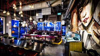 Gemütliches Restaurant mit urbanem Design und Wandbildern.
