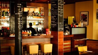 Einladende Bar mit Gläsern und einer Vielzahl von Getränken. | © Trattoria Siena