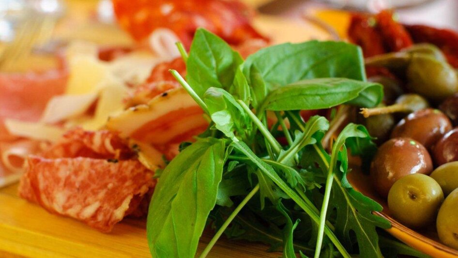 Ein Präsentation von frischen Zutaten mit Wurst, Oliven und Basilikum. | © Trattoria Siena