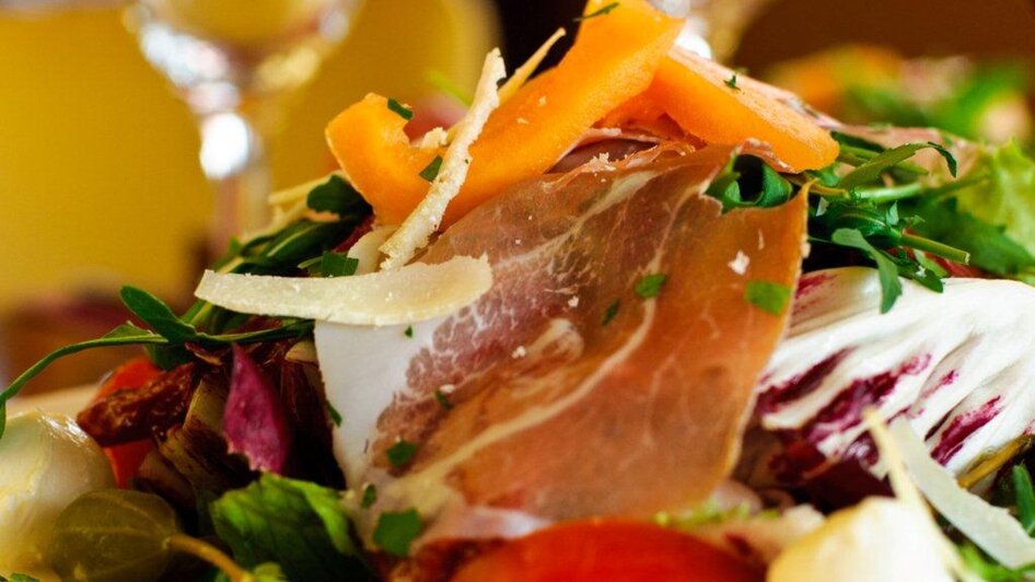 Salat mit Schinken, Gemüse und Dressing in der Trattoria Siena. | © Trattoria Siena