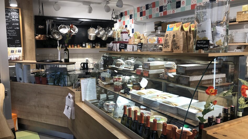 Gemütliche Panini-Bar mit Snacks und Getränken in Graz.