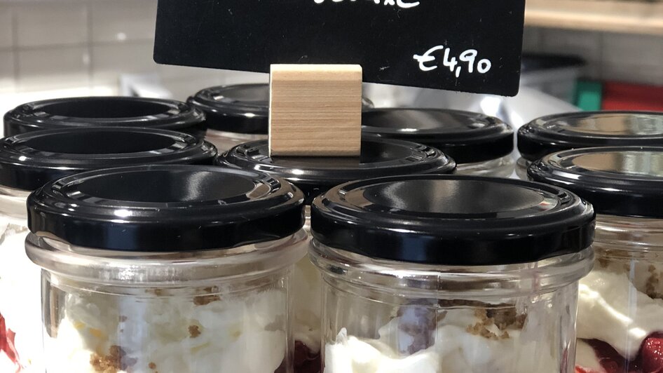 Leckere Himbeer-Cheesecake-Gläser mit Preisangabe von €4,90.