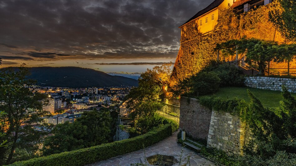 Ansicht des Türkenbrunnens auf dem Grazer Schlossberg bei Abenddämmerung.