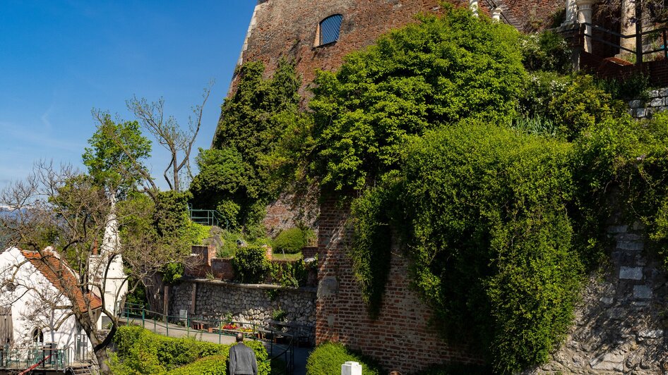 Blick auf die Stall- oder Kanonenbastei am Schlossberg in Graz mit dem Türkenbrunnen im Vordergrund.
