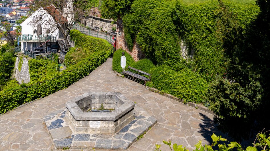 Schöner Ausblick auf den Türkenbrunnen und die Umgebung in Graz.