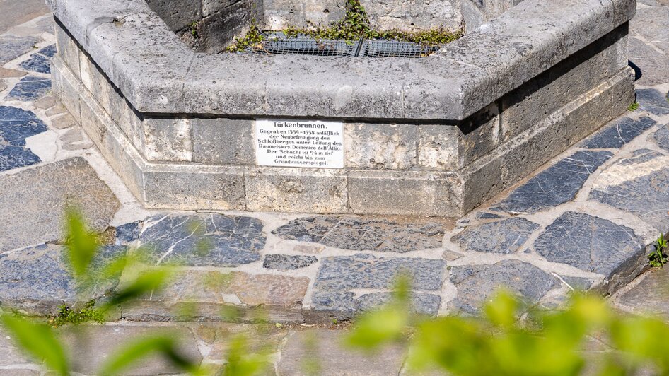 Der Türkenbrunnen auf dem Schlossberg in Graz, gesehen von oben.