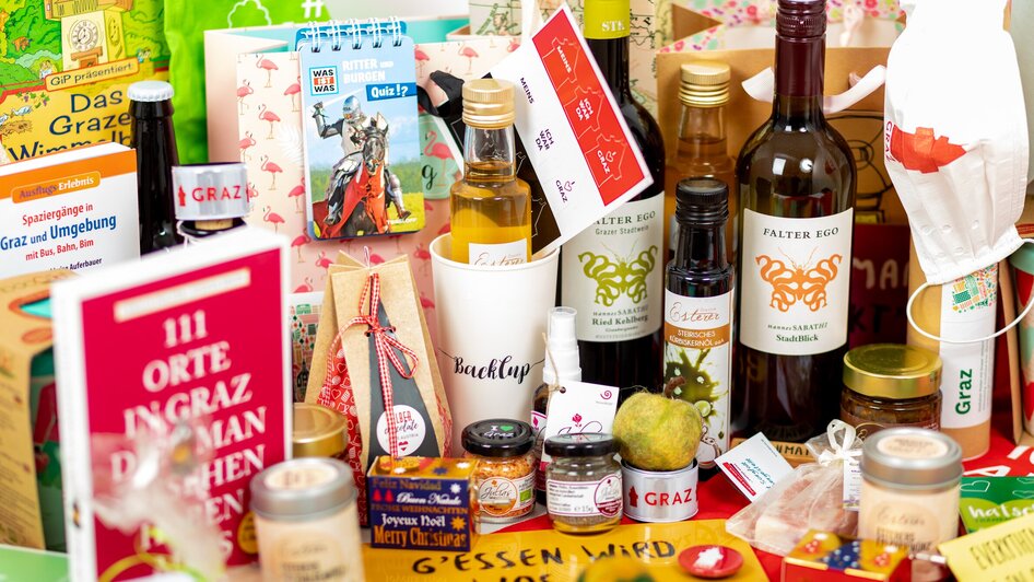 Vielfältige Produkte und Geschenke aus Graz, darunter regionale Spezialitäten und Souvenirs.