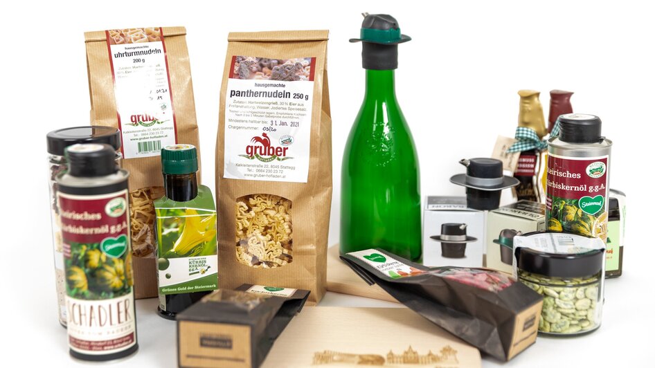 Eine Auswahl regionaler Produkte aus Graz, darunter Nudeln, Öle und Gewürze.