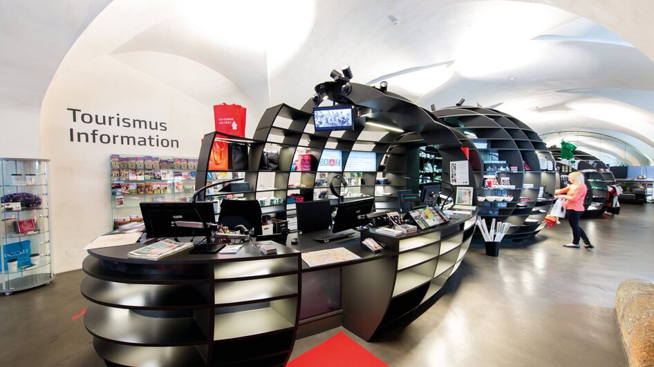 Moderne Tourist-Information mit kreativer Gestaltung und Services.