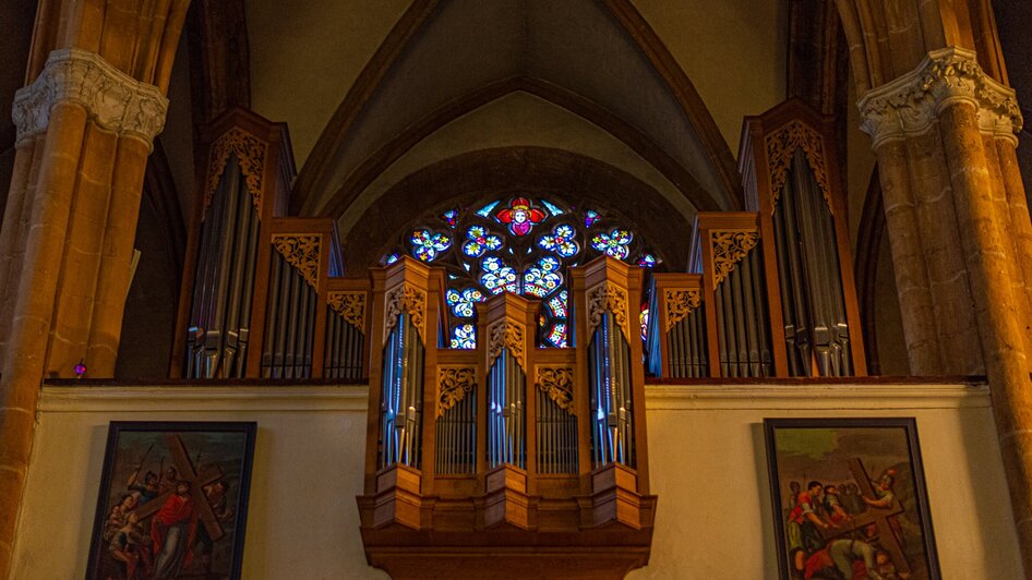 Detailansicht der Orgel und des Buntglasfensters in der Wallfahrtskirche Maria Strassengel. | © TV Region Graz - Mias Photoart