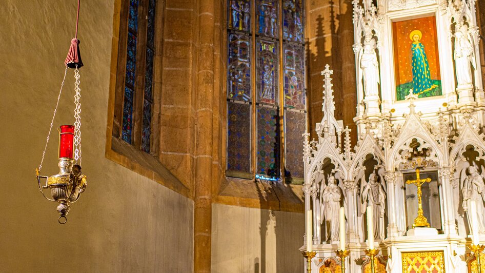 Ein Blick auf den Altar und die runde Lampe in der Wallfahrtskirche Maria Strassengel. | © TV Region OberGraz-Mias Photoart