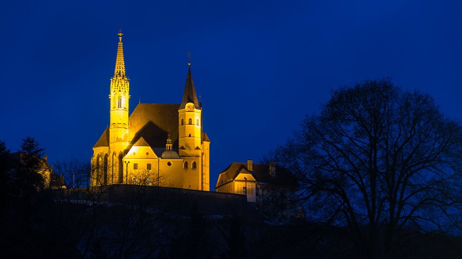 Die Wallfahrtskirche Maria Strassengel leuchtet am Abend | © Region Graz - Harry Schiffer