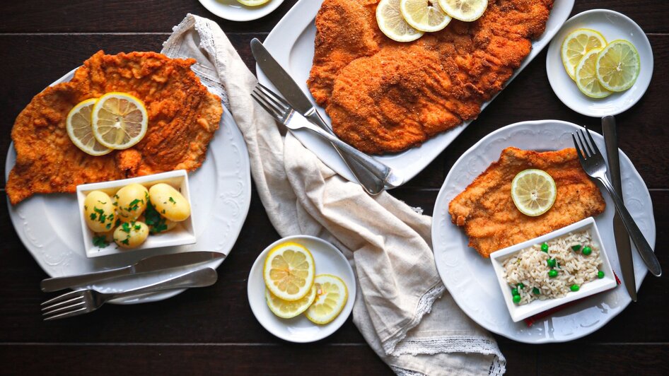 Wiener Schnitzel mit Reis, Kartoffeln und Zitronenscheiben. | © 3 Goldene Kugeln