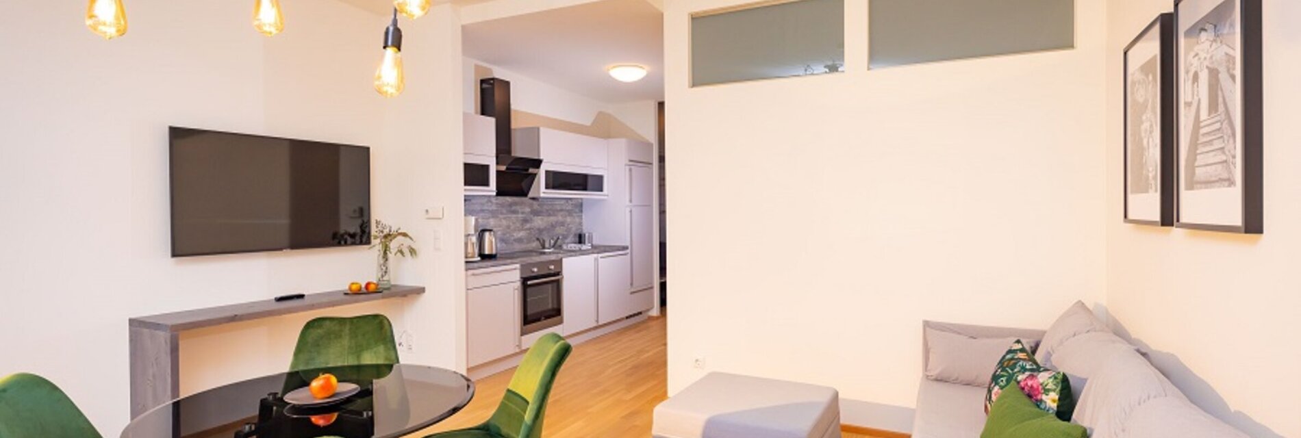 Moderne Wohnung mit Küche und Essbereich.