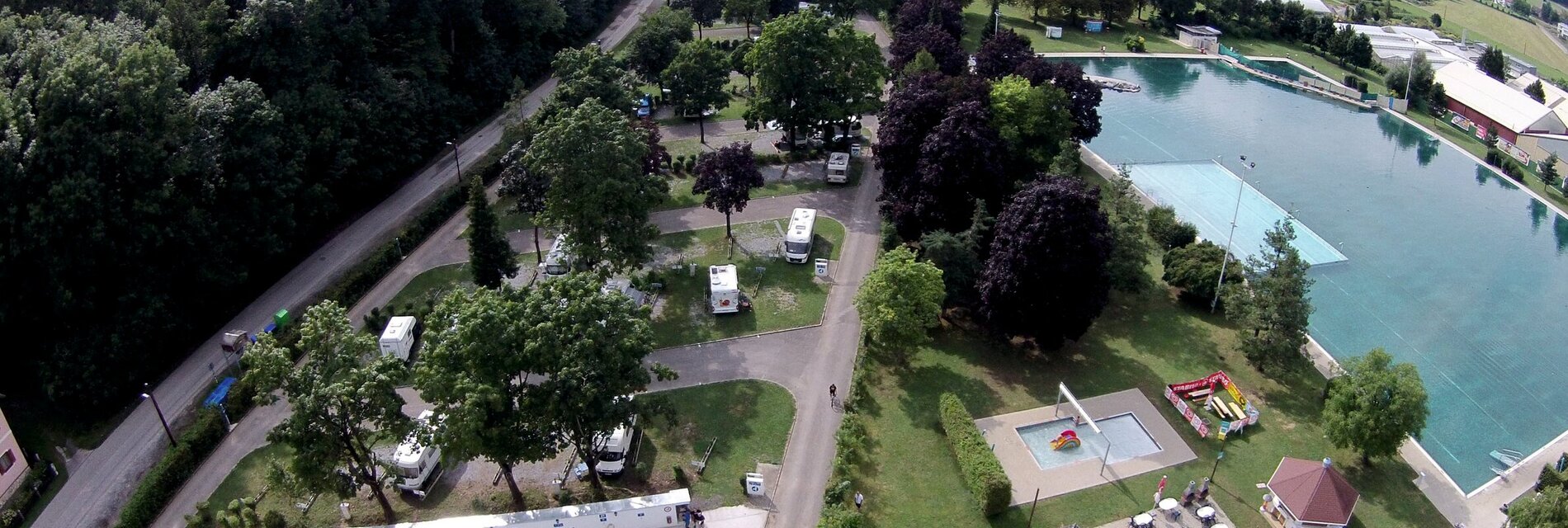 Überblick über den Reisemobil-Stellplatz Graz mit Blick auf Natur und Wasser.