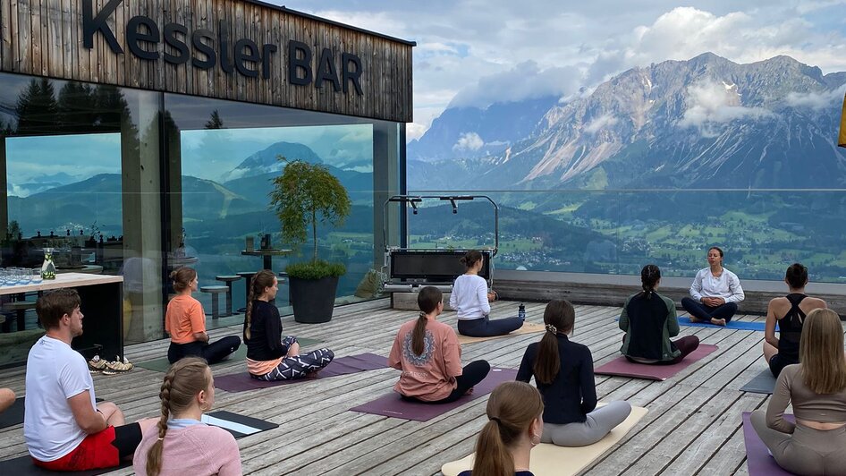 Yoga auf der Kessleralm in Schladming | © Lisa Stocker | Joyful Journeys