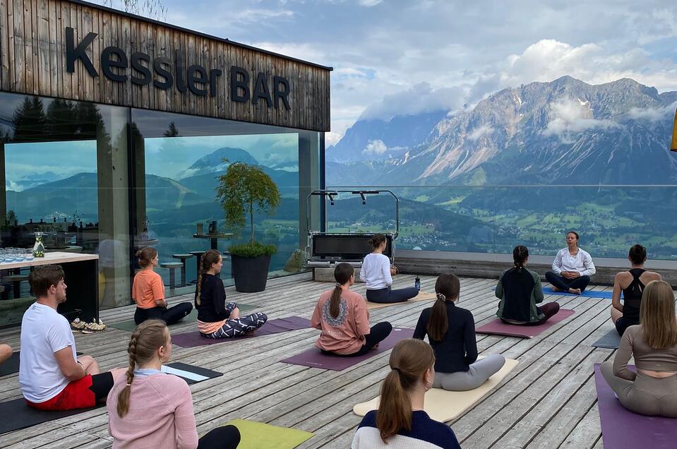 Yoga auf der Kessleralm in Schladming | © Lisa Stocker | Joyful Journeys