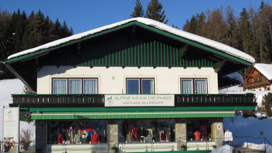 Geschäft neben der Hauptstraße in Ramsau Kulm. | © Sportmoden Schrempf