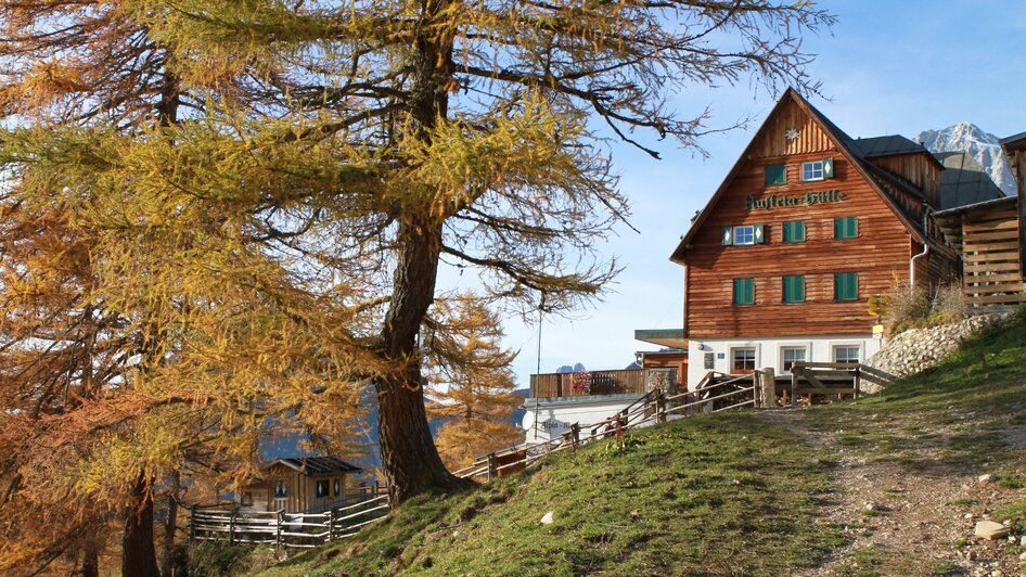 Austriahütte im Herbst mit verfärbten Bäumen. | © Alpenverein Austria