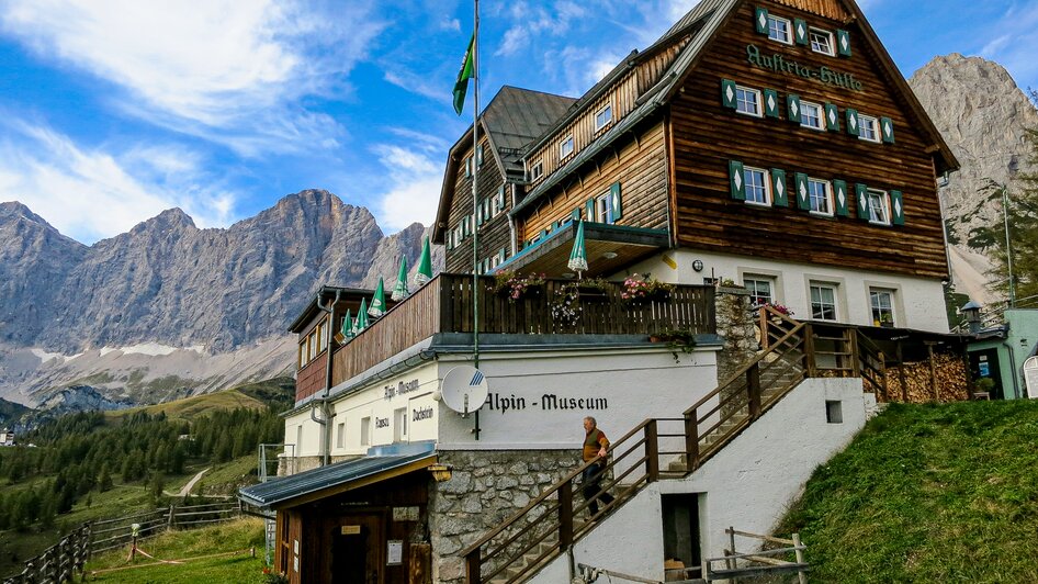 Austriahütte mit der Dachsteinsüdwand im Hintergrund. | © Herzog