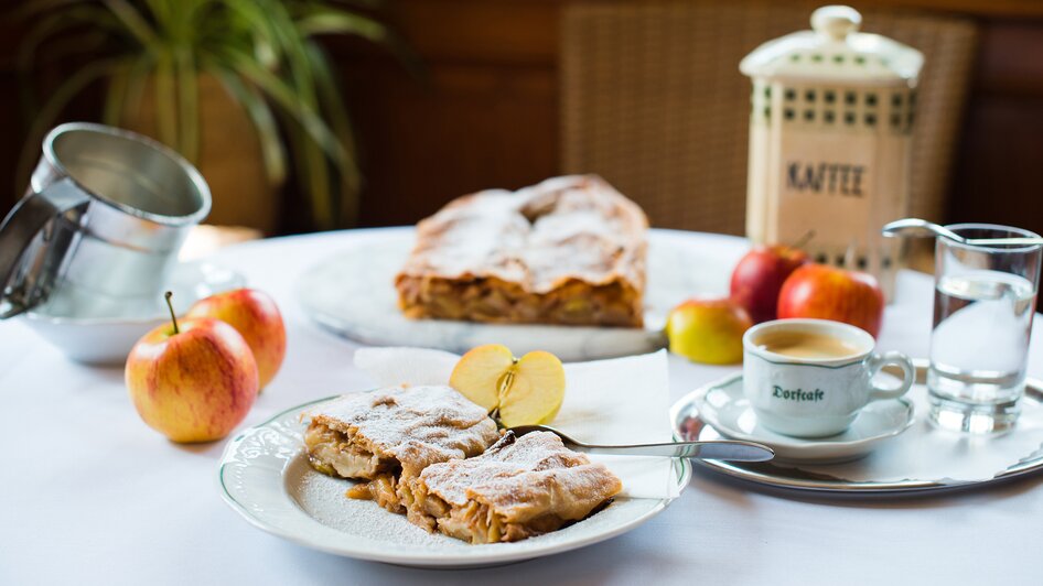 Dorf Café - Apfelstrudel mit Kaffee