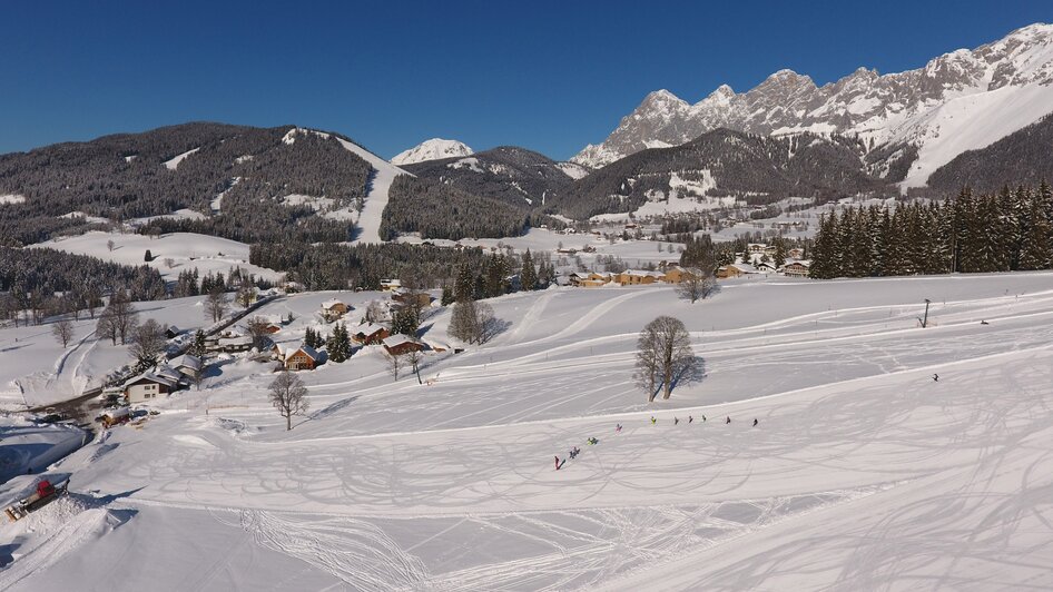 Skipiste mit Berg im Hintergrund.  | © Hans-Peter Steiner