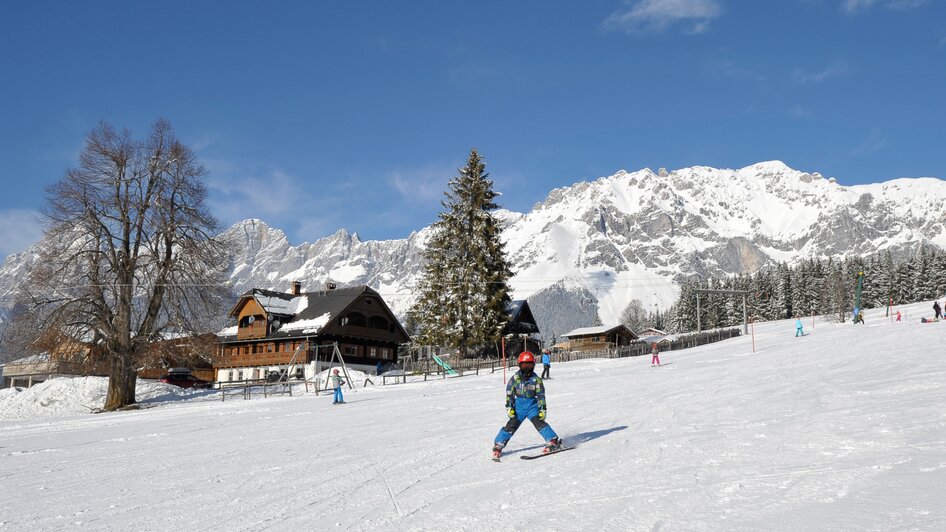 Ein Kind lernt Skifahren am Drachenlift. | © Hans-Peter Steiner