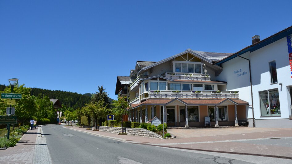 Geschenkstube Walcher neben Intersport Bachler in Ramsau Ort.