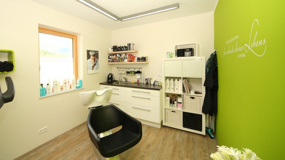 Friseursalon - Waschbecken | © Haarschnitt