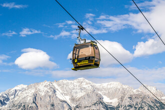 Die Panoramagondel der Hochwurzen Gipfelbahn bietet den perfekten Blick auf das Dachsteinmassiv.  | © Planai/Klünsner