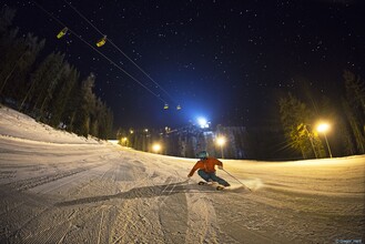 Die Beleuchtung garantiert Ihnen beste Sichtverhältnisse auf den präparierten Piste. | © Gregor Hartl