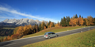 Fahrt durch eine bunte Herbstlandschaft auf der Planai-Mautstraße | © Martin Huber