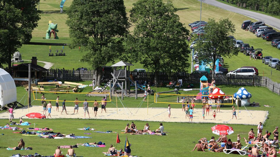 Liegewiese mit Volleyballplatz.