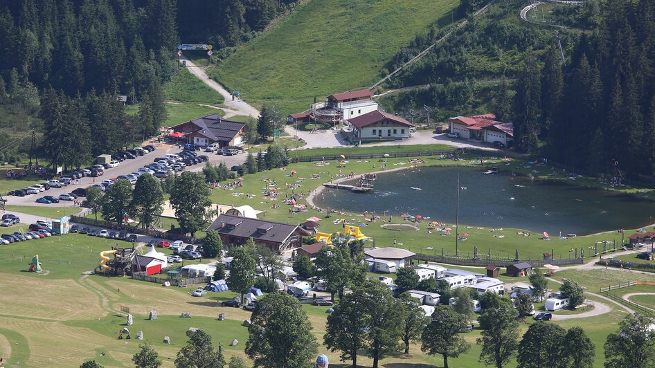 Sicht auf den Badesee Ramsau Beach.